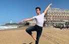 Carlos Díaz de Cerio, en la playa de Biarritz.