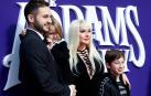 Karol G y Christina Aguilera brillan en el estreno de 'La familia Addams"'