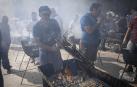 Los vecinos de la localidad de la comarca de Pamplona se dieron cita este matres, 8 de octubre, para cumplir con la tradición de comer al fuego de las brasas