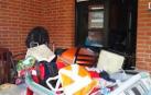 Vaciado del piso de Mendebaldea donde se acumulaba basura