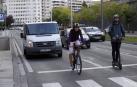 Dos periodistas comprueban las dificultades de bicis y patinetes en Pamplona
