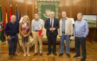 El alcalde Enrique Maya recibe a los veteranos de Osasuna