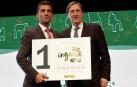 Mariano Oto, director general de Nucaps Nanotechnology, recibe el premio de Tomás Pascual Gómez-Cuétara, presidente de FIAB