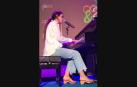 Amaia interpreta al piano 'Nadie podría hacerlo' en la Biblioteca de la UPNA.