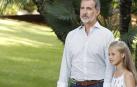Felipe VI y su hija, la princesa Leonor, en los jardines del Palacio de Marivent.