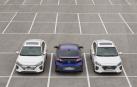 TRIDENTE ELECTRIFICADO. Bajo un mismo modelo surgen tres vehículos con distinto corazón. El primero de la izquierda es el eléctrico puro, que se identifica por la parrilla cerrada del frontal, el híbrido convencional, y el híbrido enchufable, con una nueva parrilla en forma de malla.