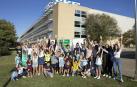 Imagen de los niños y jóvenes participantes en la jornada de prevención de riesgos laborales celebrada en la planta de SKF Tudela.