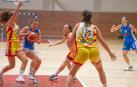 Irantzu Etxeberria trata de avanzar a canasta ante la oposición de tres jugadoras del UniGirona.