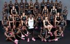 Eliud Kipchoge, rodeado por el equipo de corredores de elite que le arroparán y servirán de referencia ('liebres`) en su reto de este sábado en Viena.