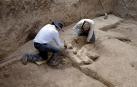 Expertos del Instituto Nacional de Antropología e Historia (INAH) trabajan en el hallazgo de restos fósiles de mastodonte, en el estado de Puebla (México).