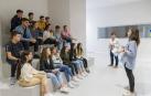 La alumna Lucía López López expone ante sus compañeros la noticia que previamente eligió. La profesora Mª Jesús Tabar, al fondo.
