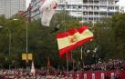 El paracaidista que descendía con la bandera ha quedado colgado durante minutos de la farola