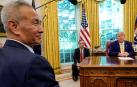 El viceprimer ministro chino Liu He y Donald Trump en el despacho oval de la Casa Blanca