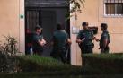 La Guardia Civil registra el domicilio de la mujer de 38 años y nacionalidad española detenida como presunta autora de la muerte de su hijo de siete años edad.