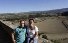 Michel Echarte y Estrella Martínez, frente a su casa en Rocaforte. Al fondo, Sangüesa.