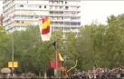 Un paracaidista se queda enganchado a una farola en el desfile del Día de la Hispanidad