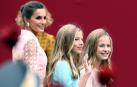 Los reyes Felipe y Letizia, acompañados de sus hijas, Leonor y Sofía, han llegado poco antes de las 11.00 horas de este sábado a la Plaza de Lima de Madrid para presidir el desfile del Día de la Fiesta Nacional.