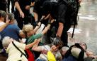 Los Mossos desalojan una protesta independentista en la estación de Sants