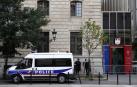 Un hombre ataca con un cuchillo a varios policías en París