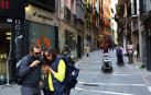 La calle Zapatería despojada de aceras y de calzada y convertida en una de las más comerciales del Casco Antiguo.