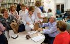 Emilio Garrido firma ejemplares de su libro en el encuentro del Club de Lectura de Diario de Navarra en Pamplona.
