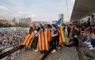 Jóvenes cortan las vías del tren en Girona.