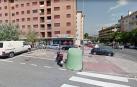 El local se encuentra en la esquina entre la calle Mercatondoa y la travesía Mercatondoa.
