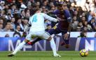 Luis Suárez, Leo Messi y Aleix Vidal marcaron los goles en el clásico disputado este sábado 23 de diciembre en el Santiago Bernabéu.