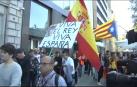 Escoltan a un hombre con la bandera de España durante la manifestación de estudiantes en Barcelona