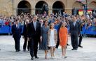 Cientos de personas han recibido a la Familia Real a su llegada a la plaza de la catedral de Oviedo