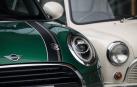 DISTINTOS OJOS, MISMA MIRADA. La versión especial del 60 aniversario está repleta de elementos inspirados en el modelo original. Pintado en el popular color verde 'British Racing Green', luce diferentes acabados metalizados en negro, gris, plateado o azul como alternativas. Destaca por sus franjas del capó, llantas de 17' y distintivos '60 Years'.