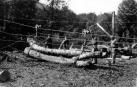 Arrastrados por machos o bueyes, suspendidos en un sistema de cables y por el río Irati, el traslado de troncos nutrió el aserradero de Ekai entre 1920 y 1958. Los barranqueadores reconducían la madera por el río. La red de cables forestales se extendió, al menos, a 126 puntos en Navarra