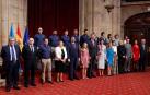 La princesa Leonor y la infanta Sofía han participado en la primera audiencia que los Reyes han ofrecido este viernes a los mejores estudiantes de la Universidad de Oviedo del pasado curso al comienzo en el marco de los actos por los Premios Princesa de Asturias.