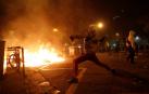 Un manifestante corre frente al fuego durante los disturbios en la Plaza de Urquinaona, en Barcelona a 18 de octubre de 2019.