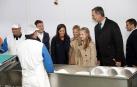 El rey Felipe VI, la infanta Sofía, la princesa Leonor y la reina Letizia pasean durante su visita al Pueblo Ejemplar de la Fundación Princesa de Asturias, Asiegu, en Asiegu (Asturias).
