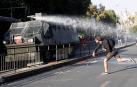 El Gobierno chileno decretó el estado de emergencia tras los disturbios causados en las calles de la capital y otras ciudades tras el anuncio del encarecimiento del billete de metro.