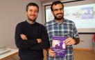 De izda. a dcha., Eduardo Garralda Domezain y Alejandro Pulido Azpirotz, con el libro.