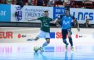 Dani Saldise se dispone a golpear el balón ante la oposición del capitán del Inter Movistar Carlos Ortiz.
