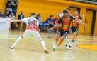 Lemine intenta irse del jugador de ElPozo Murcia Paradynski, en el partido que diputaron el pasado mes en la 'Caldera'.