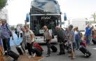 Un grupo de jubilados llega en autobús hasta la entrada de un establecimiento hotelero.