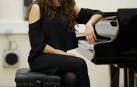 Paula Belzunegui, sentada al piano.