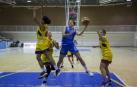 La alero del Osés Construcción Bea Royo se eleva con fuerza para lanzar ante la defensa de Rueda, Llobet y Artiga, del Barça.