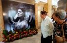 Pedro Simón (2-d), viudo de Alicia Alonso, observa una de las imágenes expuestas en el Gran Teatro Alicia Alonso, este sábado en La Habana (Cuba).