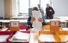 Una voluntaria ayuda a contabilizar los votos para las elecciones nacionales celebradas este domingo en Suiza