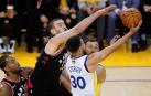 Marc Gasol intenta bloquear un tiro de Stephen Curry.