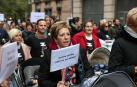 El grupo de madres y padres que reclaman la devolución del IRPF se ha manifestado este sábado en Pamplona para reclamar el IRPF por las bajas de maternidad.