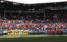 Los jugadores de Osasuna y Barcelona guardan un minuto de silencio tras el fallecimiento de la hija de Luis Enrique, antes de comenzar el partido en el Estadio de El Sadar