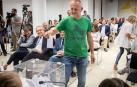 David Campión, nuevo presidente de la Mancomunidad de la Comarca de Pamplona, depositando su voto