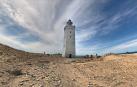 Trasladan tierra adentro un faro danés para evitar que sea tragado por el mar