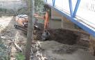 Una excavadora retiraba tierra esta semana del fondo del cauce en Cidacos en Tafalla, un tipo de intervención que sí suele autorizar Medi o Ambiente.